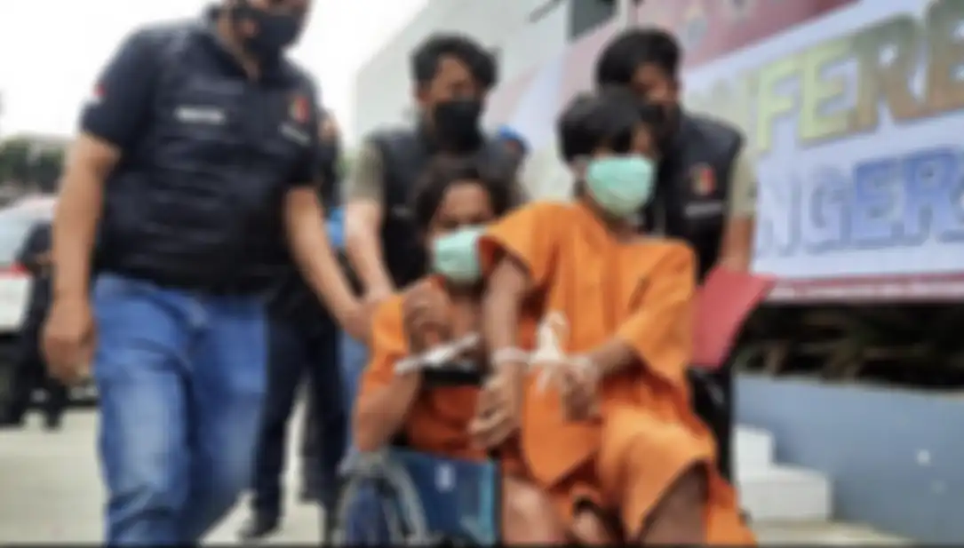 Kedua perampok merupakan sopir dan kernet angkot rute Serang-Balaraja. Kejahatan ini diotaki sopir angkot. Foto tampang pelaku disebarkan.