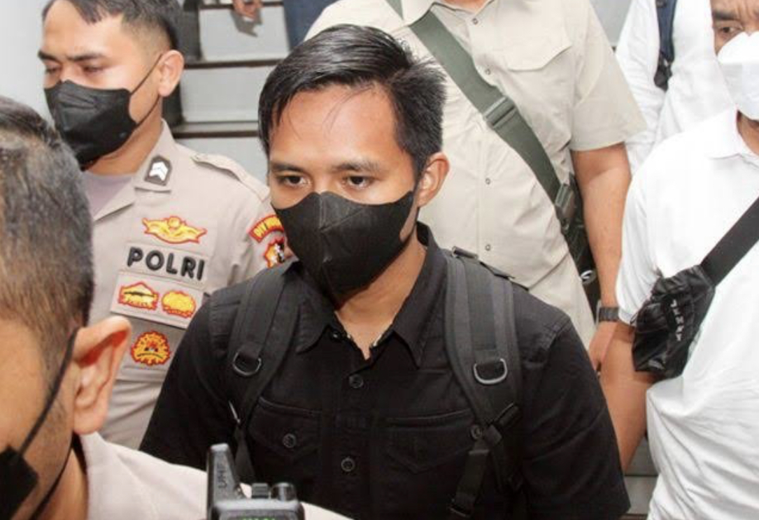Putri Candrawathi janjikan uang segini buat Bharada E usai menghabisi nyawa Brigadir J. Foto istri Ferdy Sambo pegang tangan Yosua beredar.