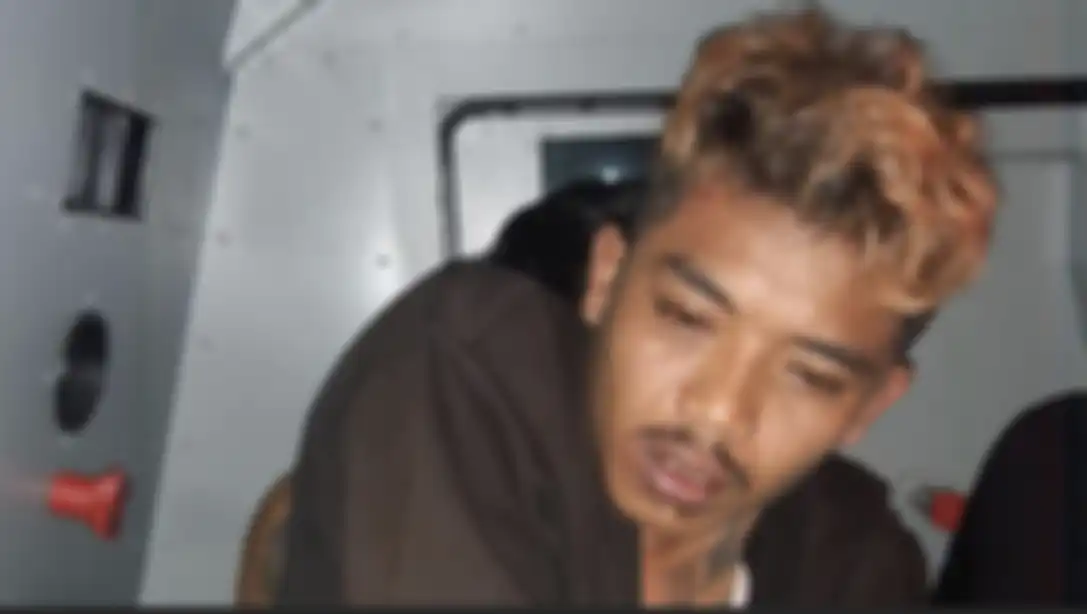 Anggota GMBI yang menaiki Maung Lodaya di Polda Jabar terlihat menangis kejer. Bahkan petugas berusaha menenangkan pemuda itu.