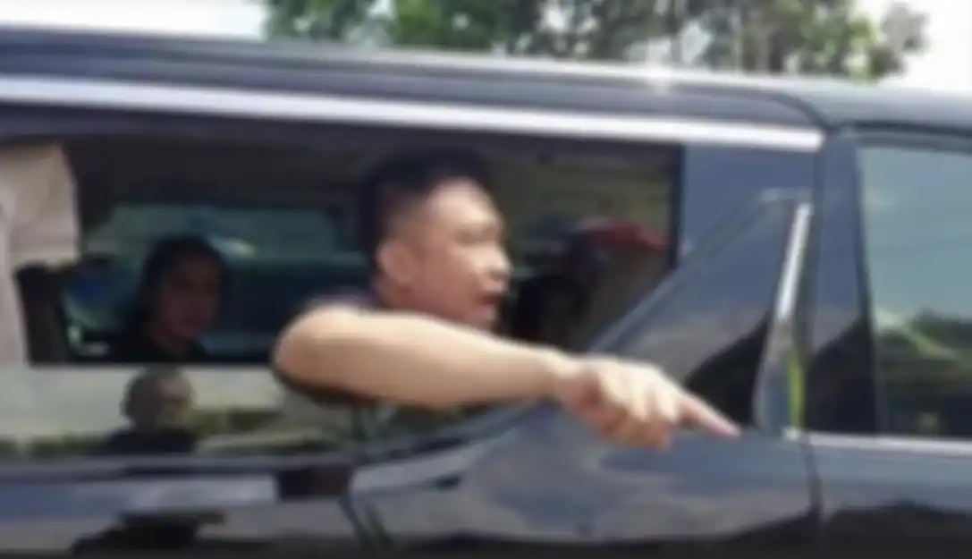 Penumpang Alphard yang memaki polisi di Tasikmalaya itu ternyata punya profesi begini. Foto tampangnya sengaja diviralkan. 