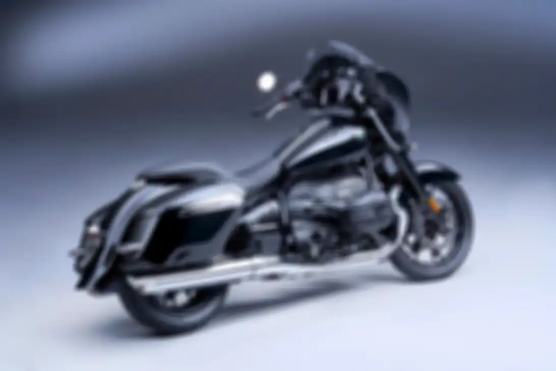 BMW R18 B (Bagger) meluncur, mirip Harley-Davidson model Bagger.