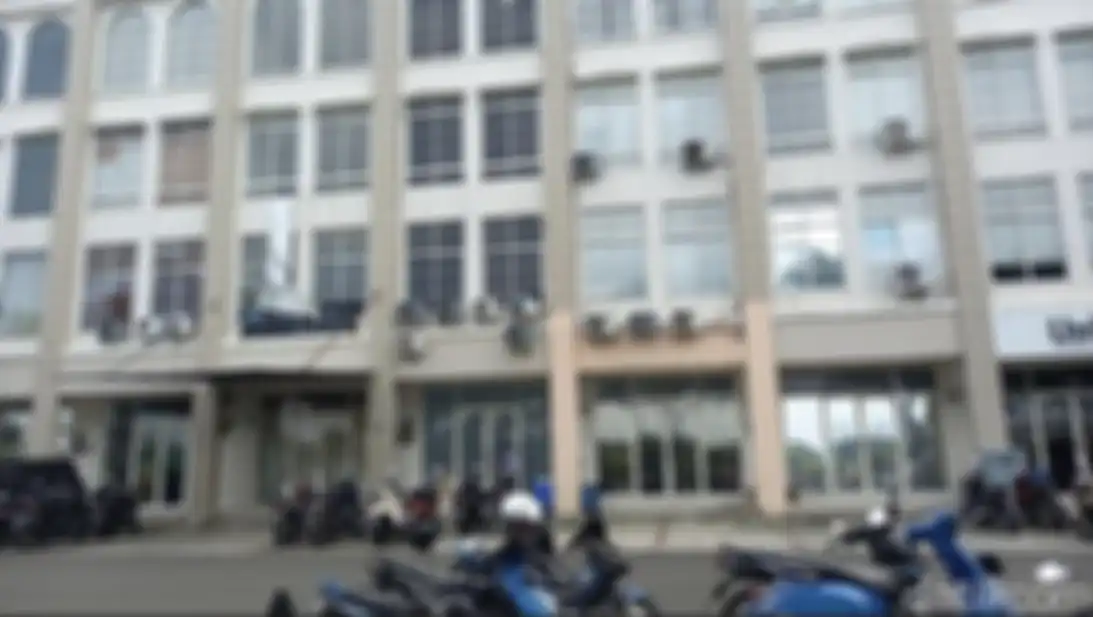 Kantor PT Bertiga Mitra Solusi pemenang lelang gorden rumah dinas DPR diserbu awak media. Foto stiker kompleks rujab DPR jadi sorotan. 