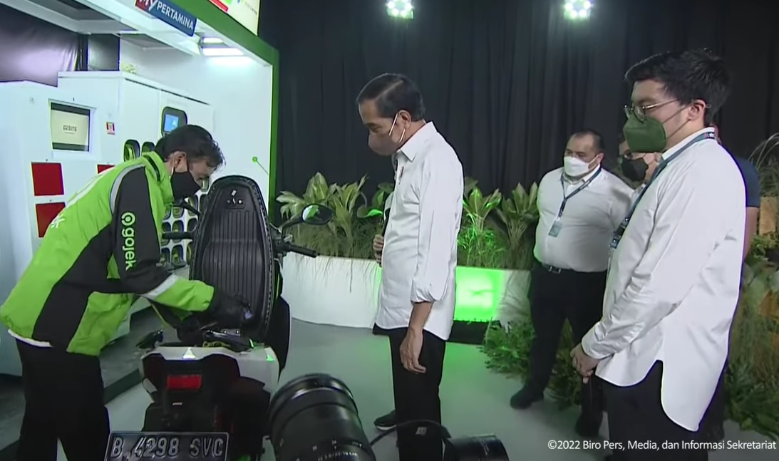 Presiden Jokowi dengan CEO Gojek, Kevin Aluwi sedang menguji coba kendaraan listrik yang siap dikembangan di Indonesia.