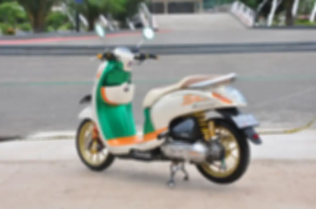 Kombinasi warna di bodi Honda Scoopy ini menjadi daya tarik utama.
