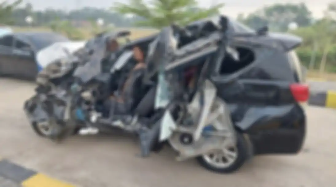 Begini penyebab kecelakaan tragis ayah Wagub Jatim Emil Dardak yang bikin merinding warga Jatim. Foto kondisi mobilnya bikin nyesek.