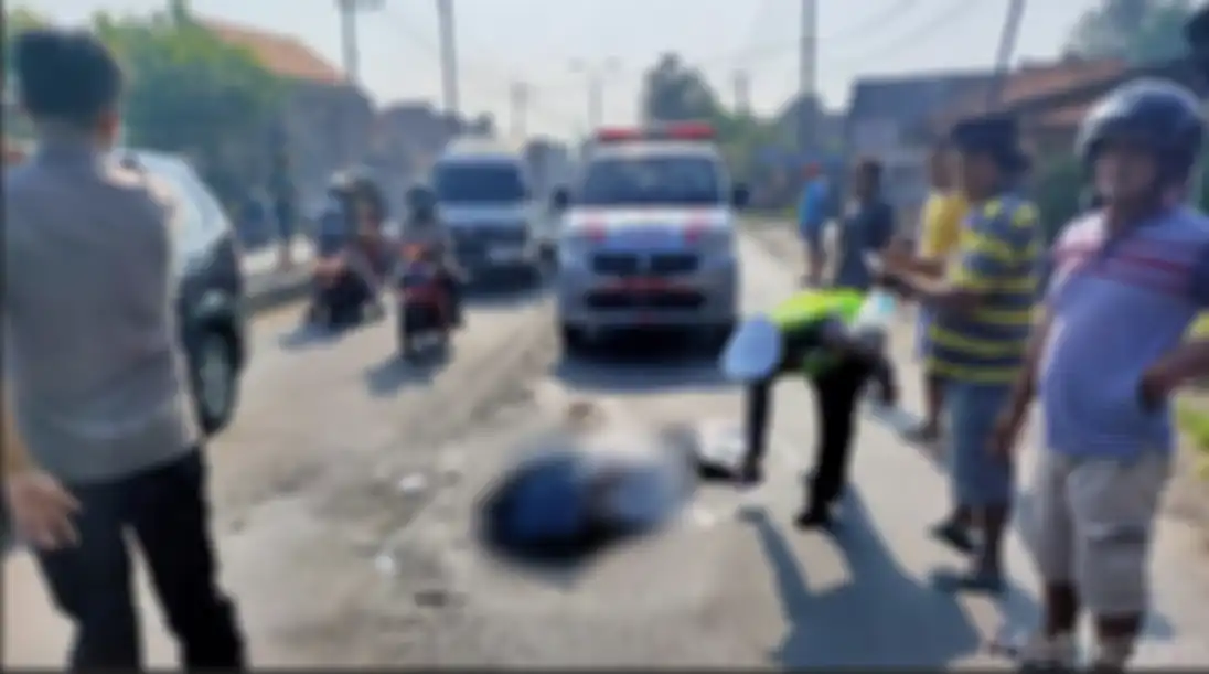 Pemudik menabrak ibunya sendiri hingga tewas di Mojokerto. Ini alasan polisi hentikan kasus kecelakaan maut pemudik itu. 