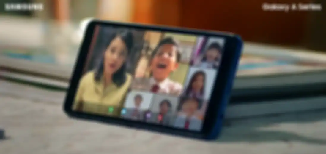 Ilustrasi video call menggunakan Samsung Galaxy A01 Core.