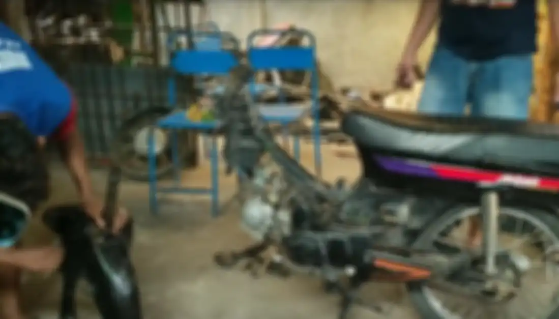 Melepas bagian depan Honda Grand