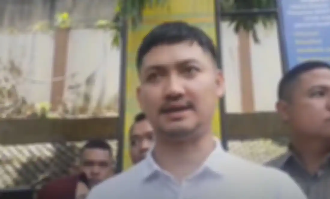 Angga Wijaya usai menjalani sidang mediasi rumah tangganya dengan Dewi Perssik, ia buka suara soal tudingan tak beri nafkah sang istri 