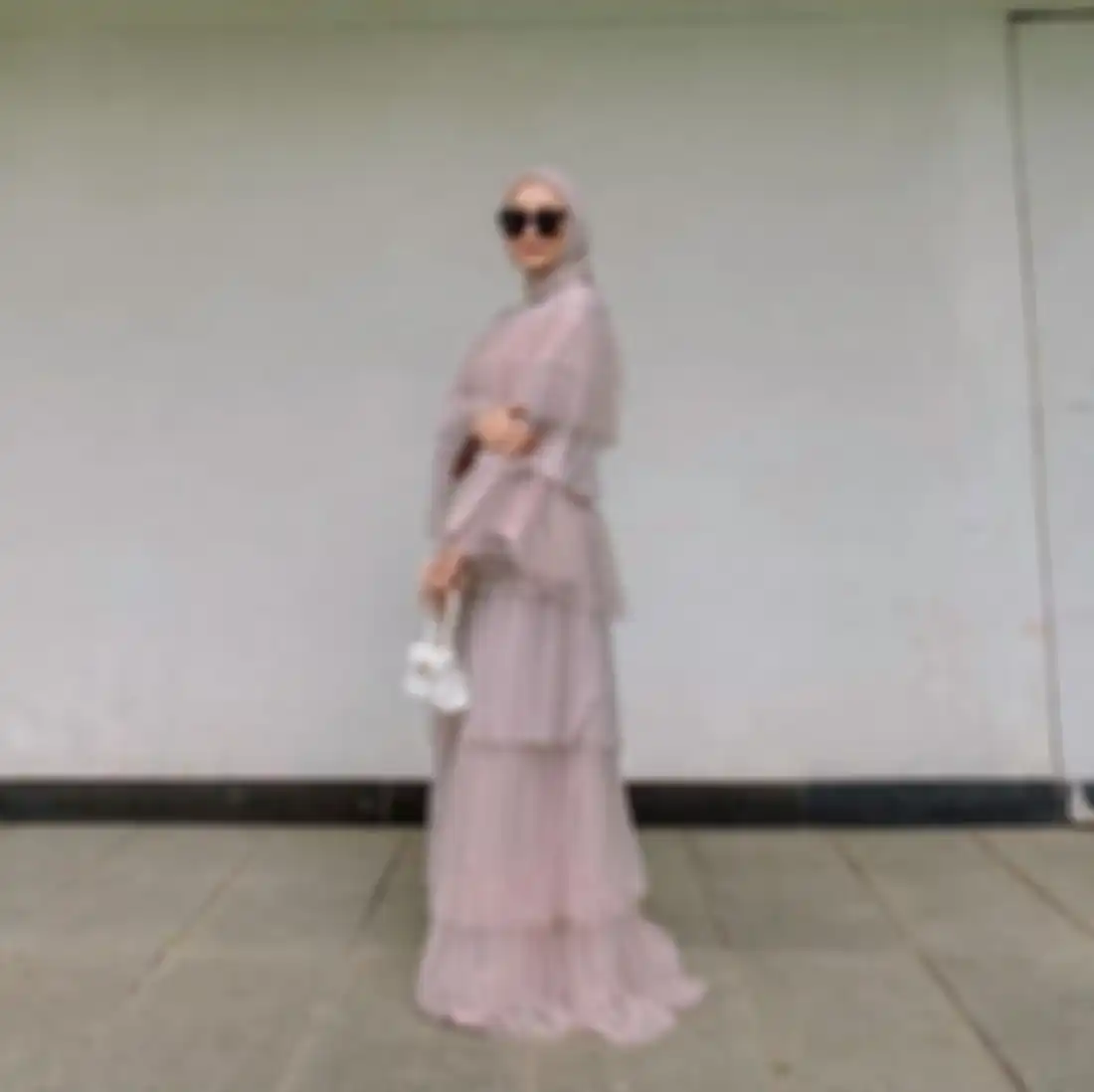 Ide mix and match pakai Korean ruffle dress - mini hand bag.