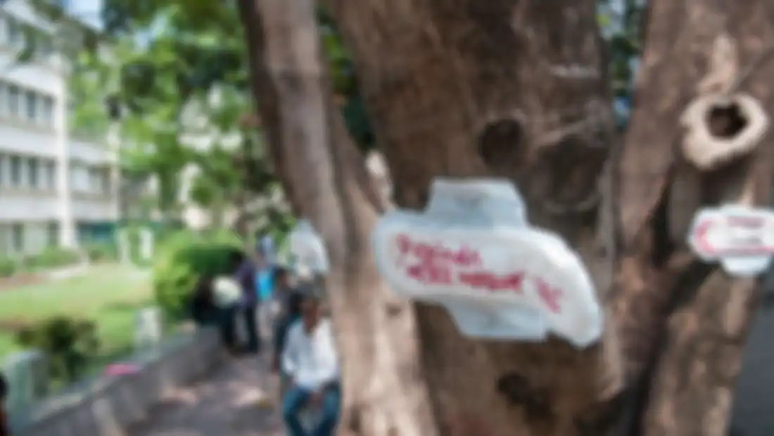 Pembalut ditempel di beberapa titik di Jadavpur University sebagai bentuk protes melawan seksisme dan patriarki. 