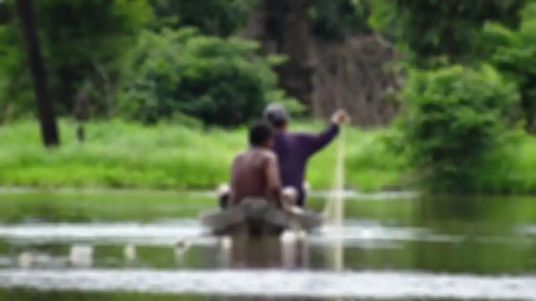 Masyarakat pedalaman Amazon mencari makan dengan memancing. 