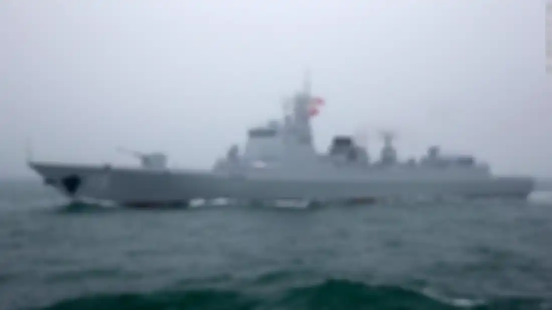 kapal perusak berpeluru kendali tipe 052D milik China