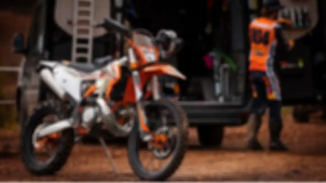  2022 KTM 300 EXC TPI ErzbergRodeo, motor enduro 2-tak KTM yang baru dirilis.