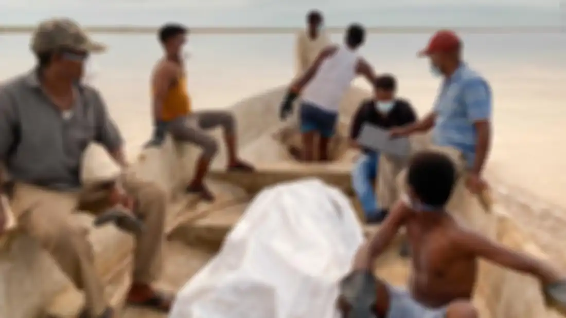 Warga lokal Sudan membersihkan dan mengurusi jenazah warga negara tetangga yang dibantai oleh pemerintahannya sendiri kemudian dibuang lewat aliran sungai menuju kota di Sudan timur ini