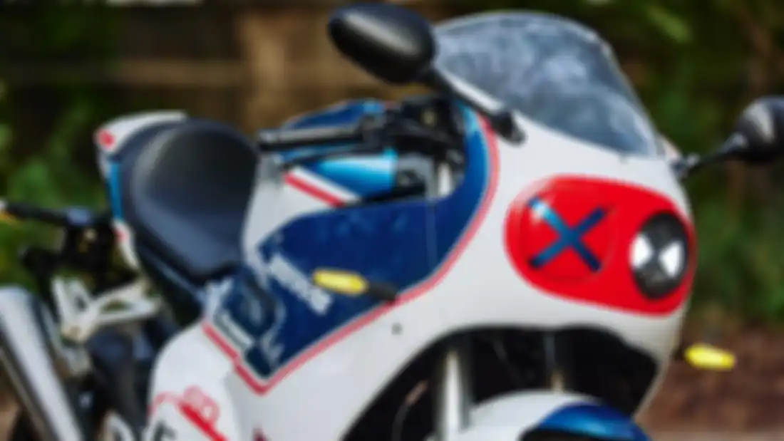Bentuk bodywork Zeths ZFR 525 R Avenger benar-benar mirip hasil modifikasi motor berkonsep 80-an.