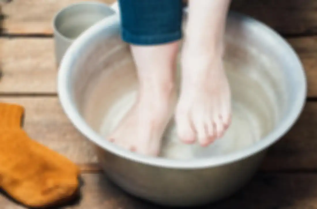 Rendam kaki menggunakan air hangat dan campuran bahan alami untuk mengurangi kondisi kulit kaki kering dan pecah-pecah
