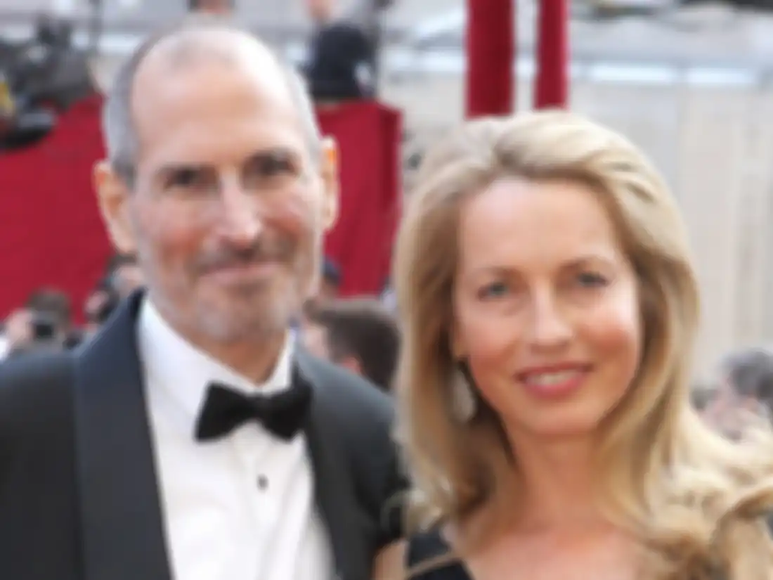 Steve Jobs (kiri) dan Laurene Powell Jobs (kanan)