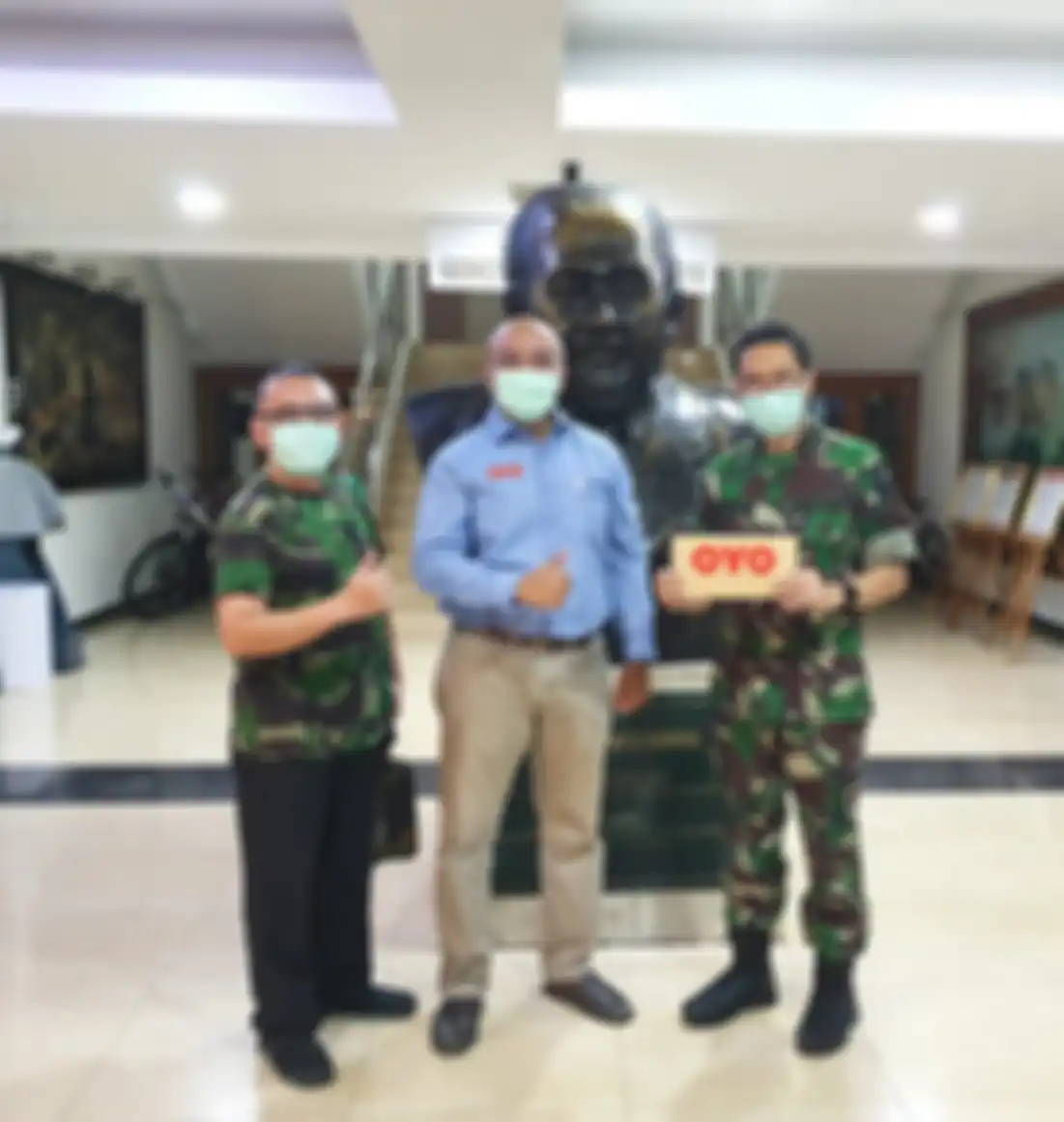 Kolonel dr. Roedi Djatmiko, Head of Government Relations OYO Hotels and Homes Indonesia, Renaldy Martin, dan Kolonel dr. Abraham Arimuko, Dirbinum RSPAD Gatot Soebroto.