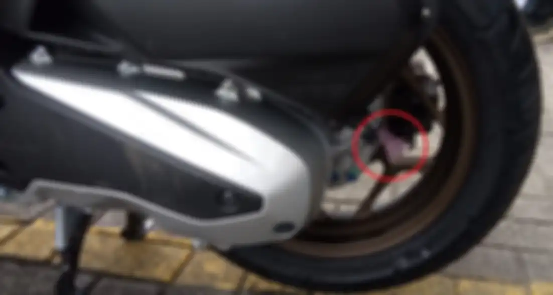 Part kecil berupa selang di bawah box filter udara berfungsi untuk mendeteksi kondisi filter udara kotor atau masih bagus.