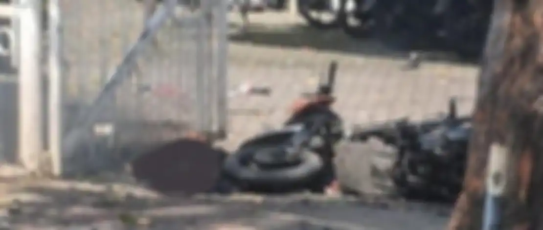 Sepeda motor yang diduga digunakan pelaku bom bunuh diri di depan Gereja Katedral Makassar.