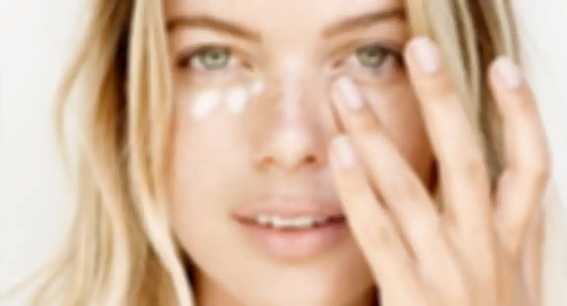 Memakai eye cream