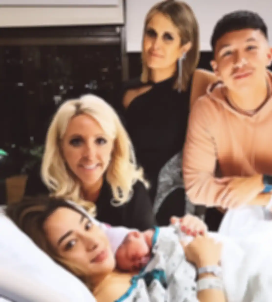 Nikita Willy melahirkan di Amerika Serikat. Foto proses bersalinnya mendapat komentar dari adik Kim Kardashian. Begini hubungan mereka. 