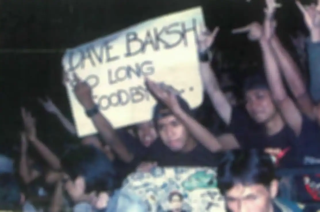 Penonton bawa spanduk perpisahan untuk gitaris Dave Baksh