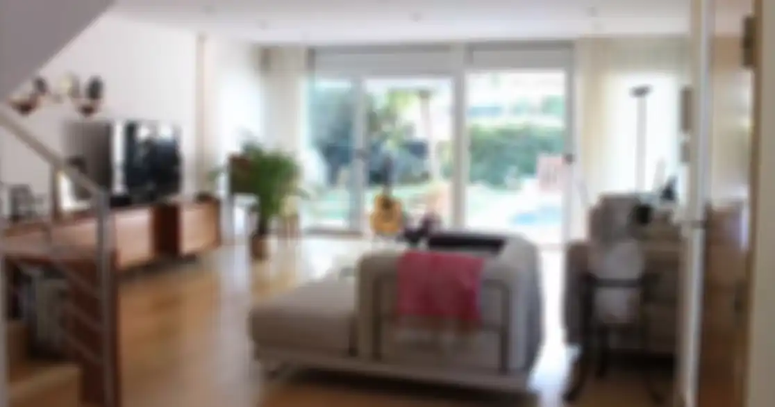 Warna-warna hangat kesukaan Messi diterapkan di interior rumah. 