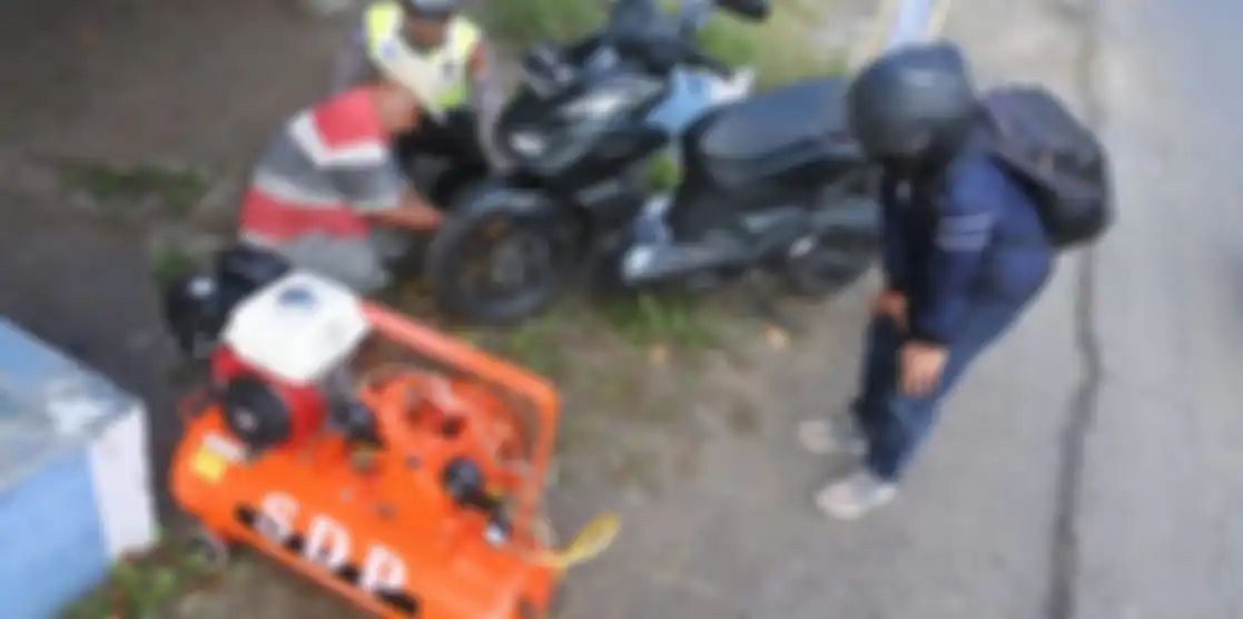 Selain bensin, Polres Situbondo juga sediakan layanan tambal ban gratis untuk pemudik.