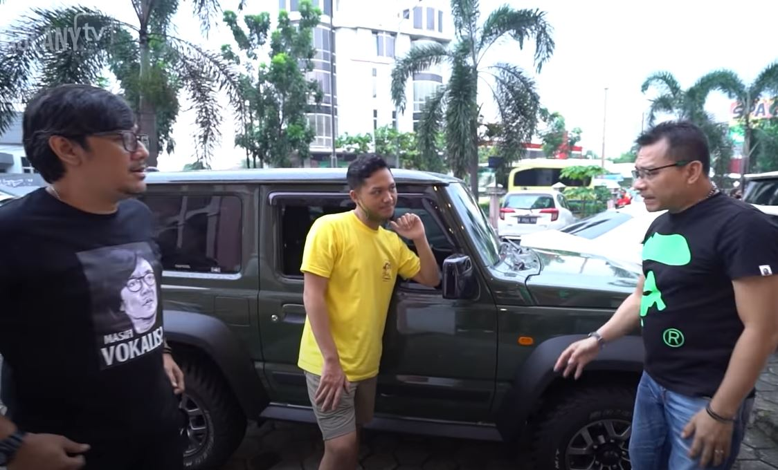 Anang dan Azriel Hermansyah sedang diskusi untuk beli Jimny milik Andre Taulany.