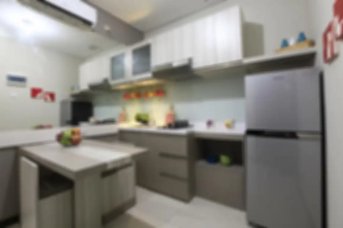 Kabinet mencapai plafon memanfaatkan setiap jengkal ruang di dapur mungil.
