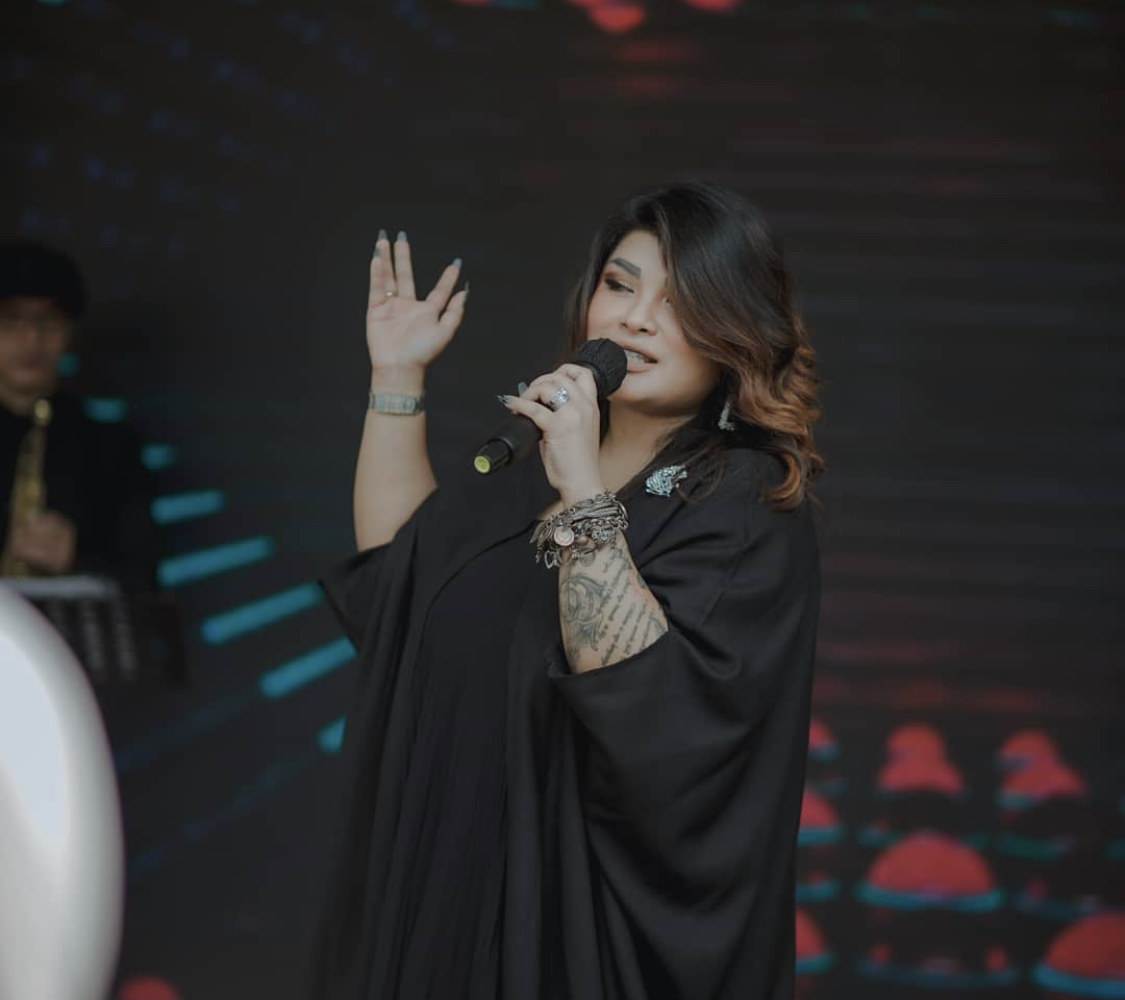 Nania Yusuf yang pernah duet dengan Delon memutuskan kembali memeluk Islam. Dia mengaku harus belajar salat dan mengaji lagi.