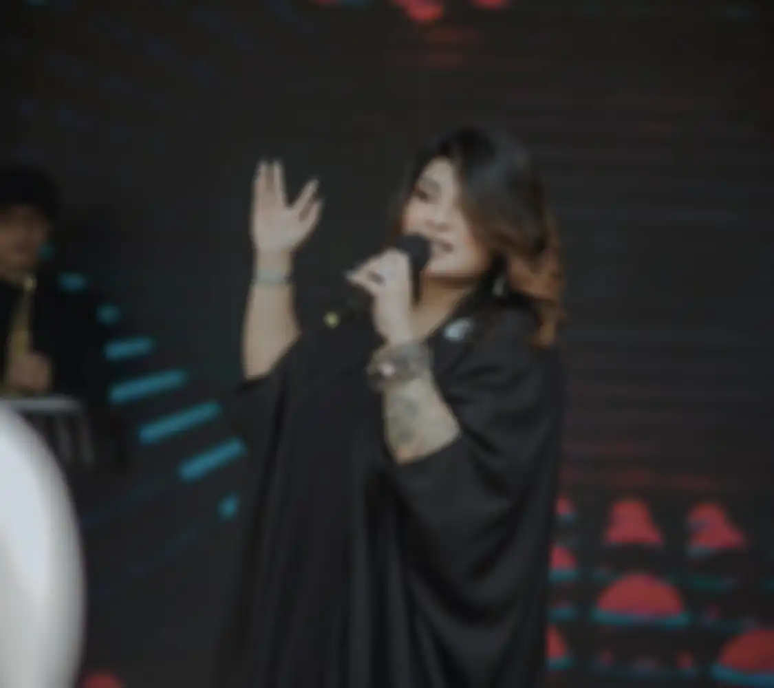 Nania Yusuf yang pernah duet dengan Delon memutuskan kembali memeluk Islam. Dia mengaku harus belajar salat dan mengaji lagi.