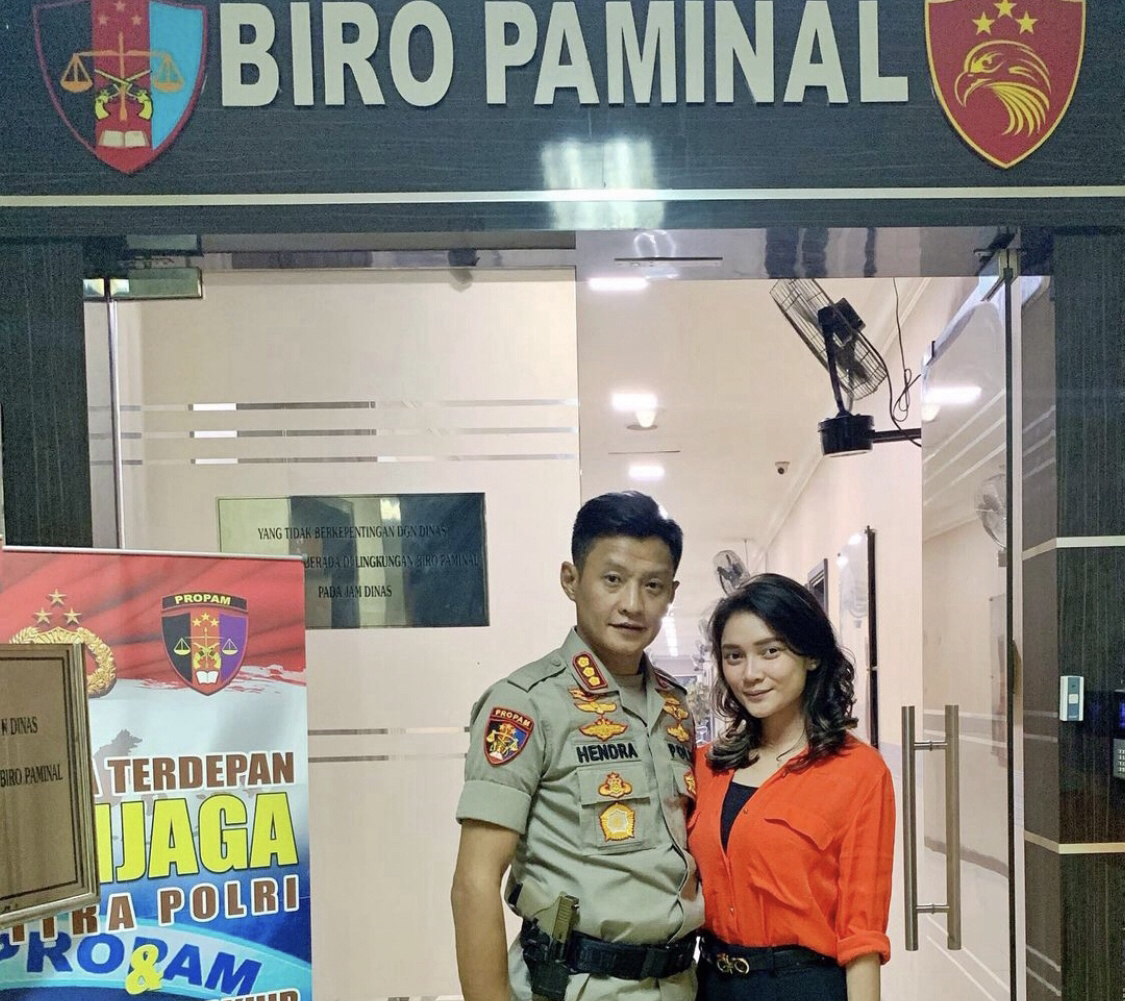 Brigjen Hendra Kurniawan disebut naik private jet saat mendatangi rumah Brigadir J di Jambi. Kata istrinya, Hendra punya mobil dengan cara nyicil.