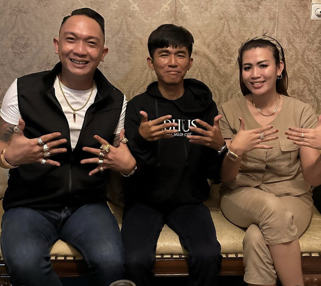 Pengusaha viral di TikTok berfoto bersama Tiko, yang tulus merawat ibunya dalam segala keterbatasan.