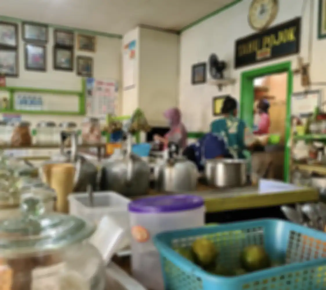 Sembari menikmati makan siang enak, berbincang santai di Tahu Pojok Magelang juga menyenangkan. 