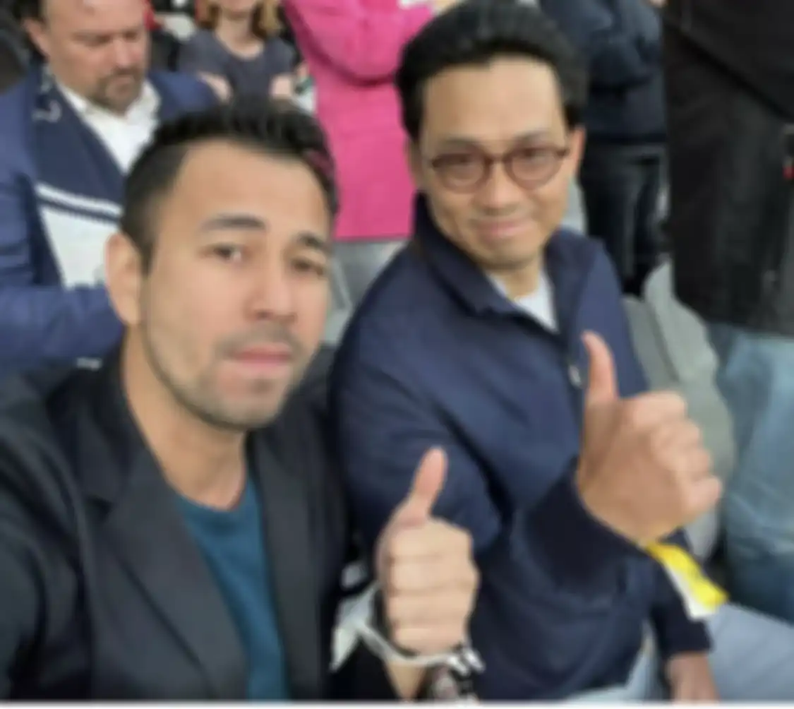 Nagita Slavina lega bisa kabur dari gosip Mimi Bayuh. Dia pamer foto mesra bareng Raffi Ahmad di Paris, Pengusaha tajir ini jadi penyelamatnya.