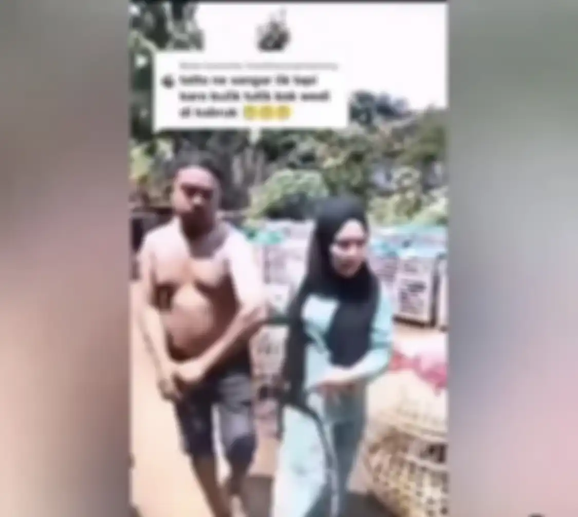 Selagi enak-enak bermain ayam, pria bertato itu mendadak kicep. Dia langsung menurut dijemput istri yang berkerudung. Foto tampangnya viral.