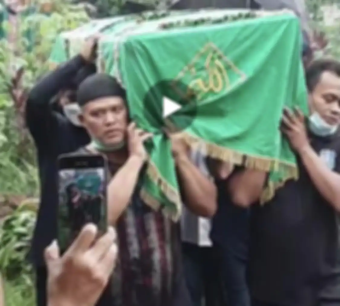 Jenazah Vanessa Angel dimakamkan satu liang lahat bersama pasangan abadinya, Bibi Ardiansyah. Ini alasannya.