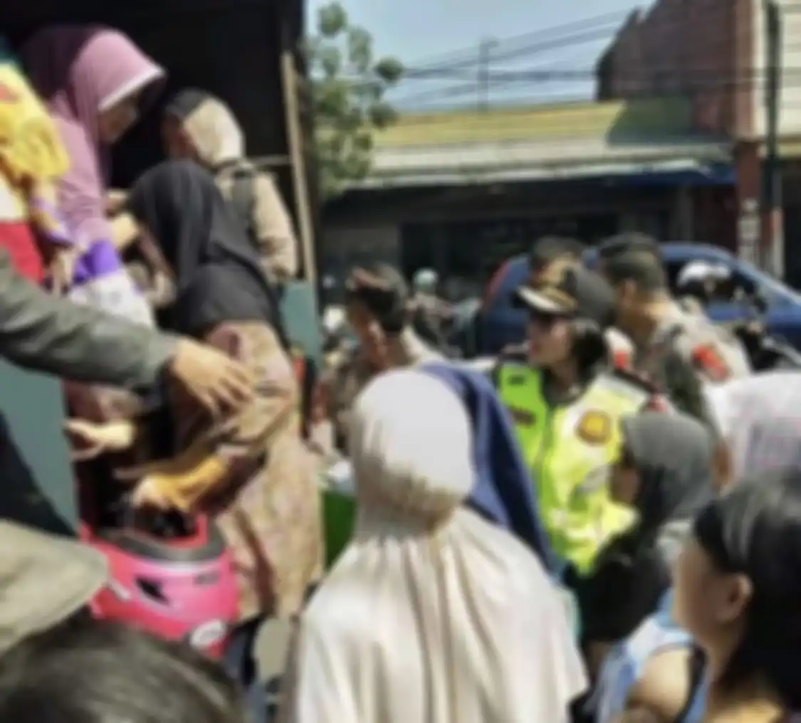 Polsek Astanaanyar Bandung yang diguncang bom bunuh diri menjadi sorotan gegara ulah oknum Kapolsek. Foto tampangnya disebarkan.