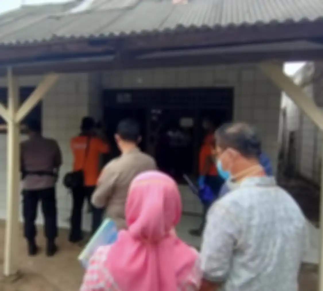 Korban keracunan di rumah kontrakan Bekasi sudah membaik. Tapi, ada yang gagal jawab pertanyaan dari polisi.