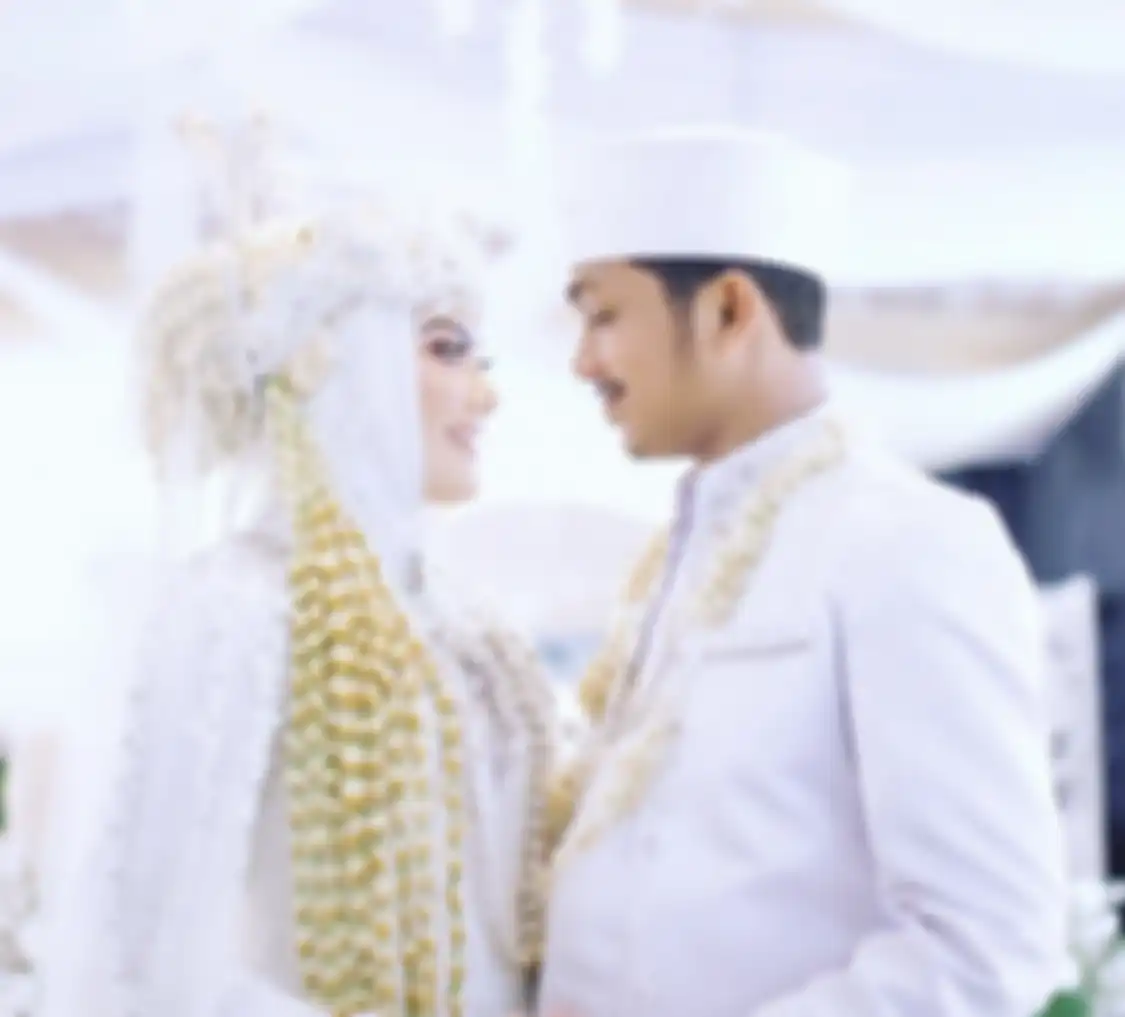 Suami Nadia Hawasyi qariah yang disawer uang bapak-bapak ternyata punya profesi mentereng. Foto wajanya jadi sorotan.