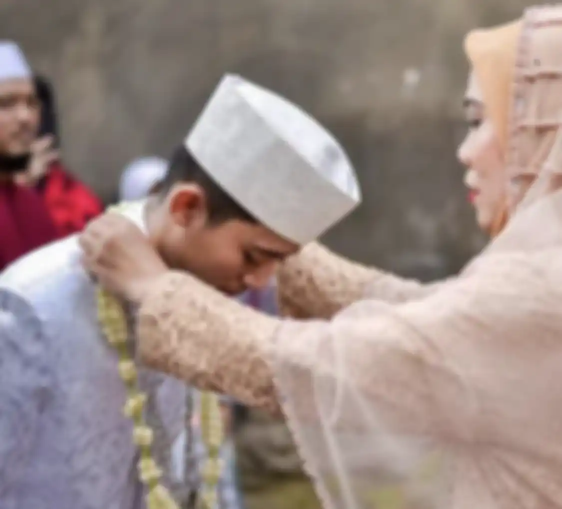 Begini jawaban arti mimpi suami selingkuh dengan ibu mertua. Foto nikah Norma Risma disebarkan di media sosial.