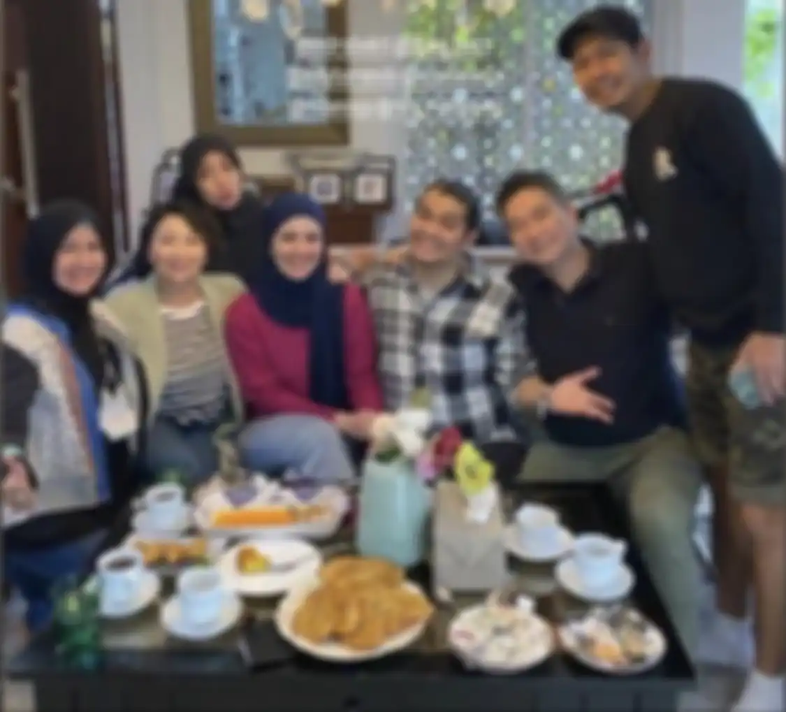 Foto kebersamaan Bekti dan Dila di tengah badai rumah tangga. Para sahabat coba menyatukan mereka.
