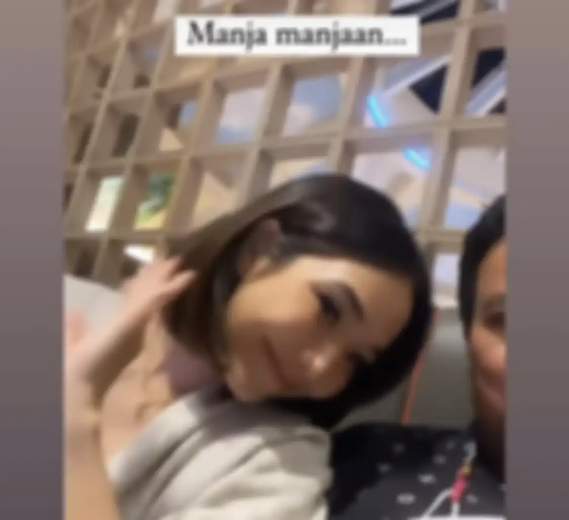 Gisel tertangkap kamera manja-manjaan bareng seorang pria sebelum nobar film Ngeri Ngeri Sedap. Foto Gempi main sendirian jadi sorotan.