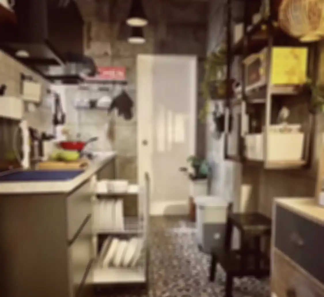 Sengaja mengubah desain dapur sederhana dengan gaya begini, pemilik foto area masak sempit menjadi idola di Instagram.