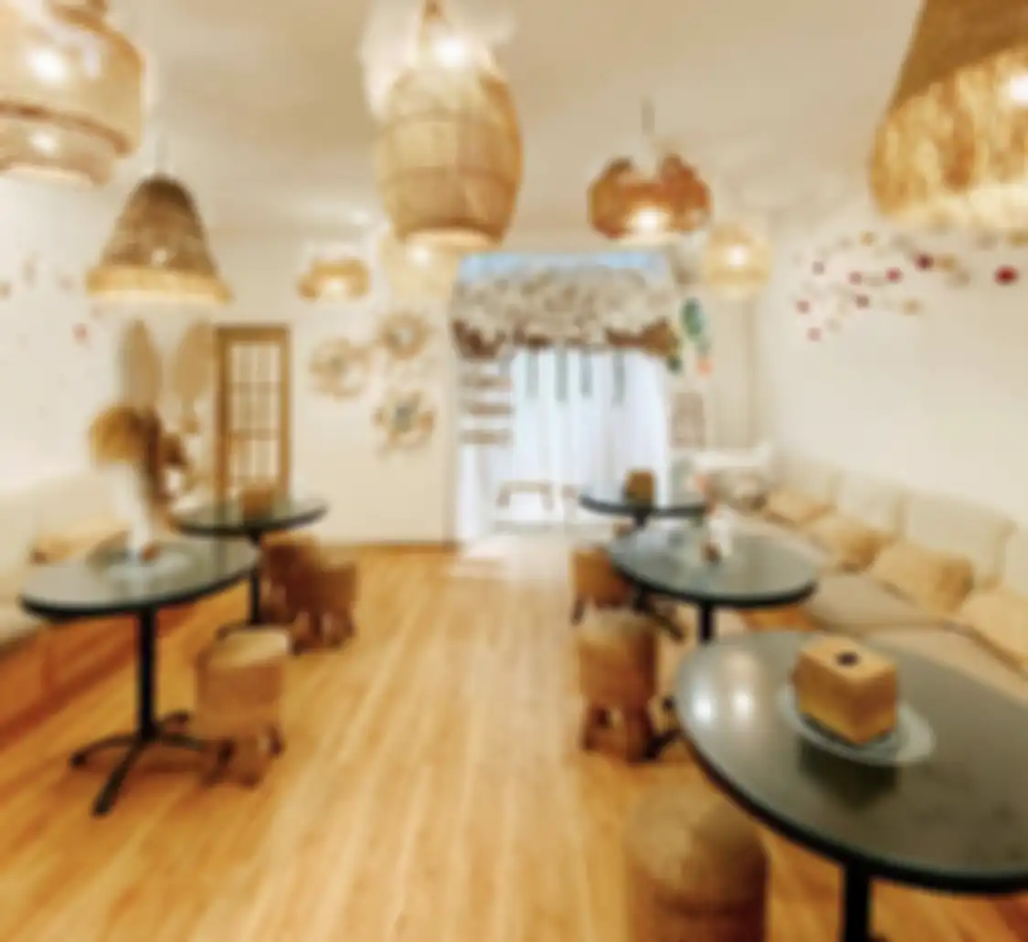 Sanji Eatery menghadirkan spot foto aesthetic. Tempat wisata kuliner Bandung ini cocok buat buka puasa Ramadan.
