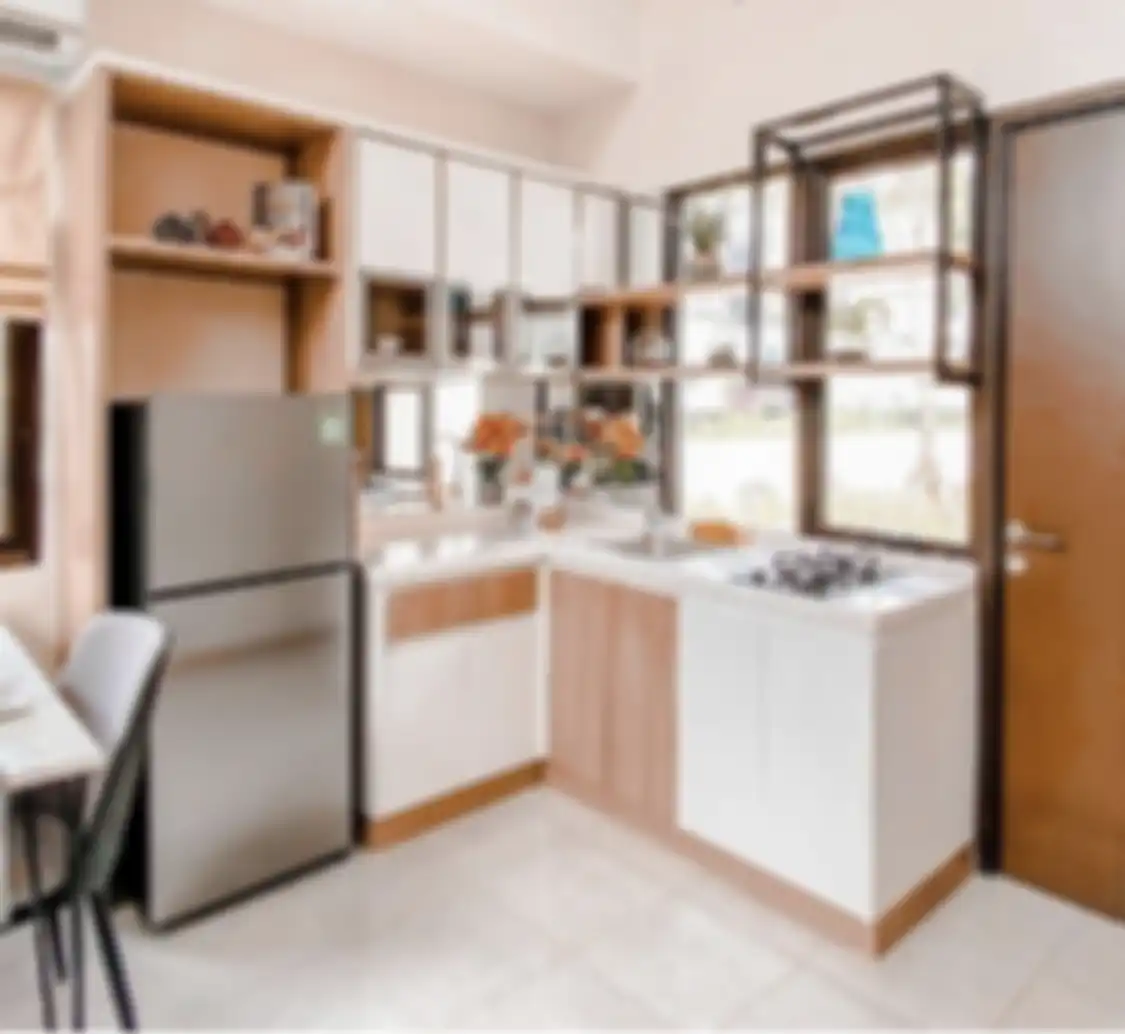 Desain dapur sederhana yang dijamin hemat biaya terlihat cantik karena ditambahi elemen tak biasa. Foto interiornya menawan hati.