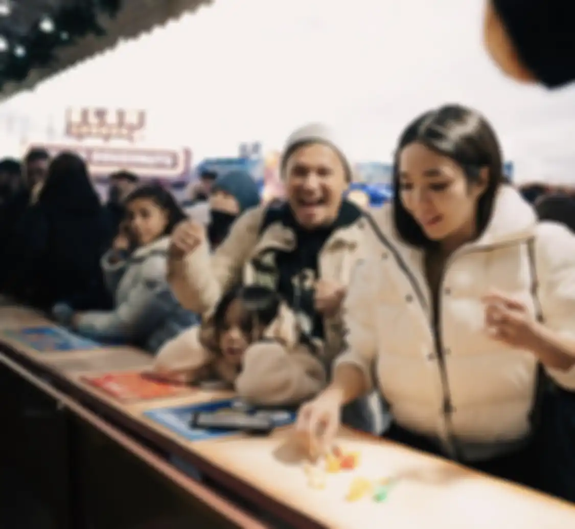Gisella Anastasia tampak rajin memposting foto liburan bareng Gempi dan Gading Marten di London. Mereka terlihat kian hangat.
